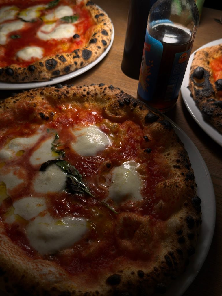 Combo de pizza familiar con bebidas y entradas