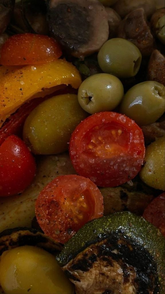 Ingredientes para preparar una pizza vegetariana