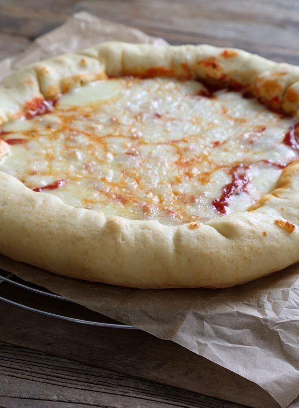 Masa de pizza artesanal preparada para horno
