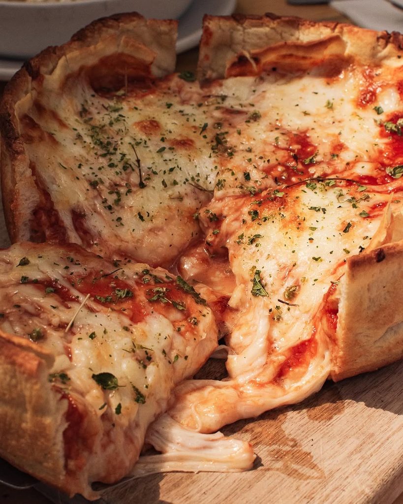 Pizza artesanal con ingredientes de calidad